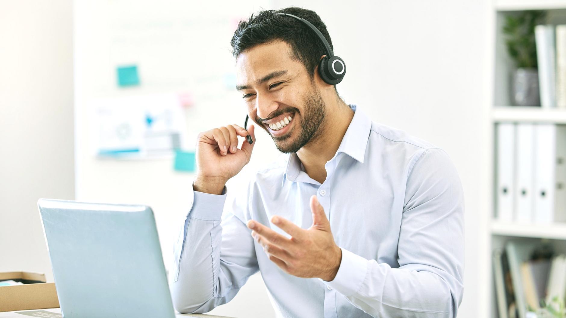 Estudiante completando proyecto final con retroalimentación en tiempo real