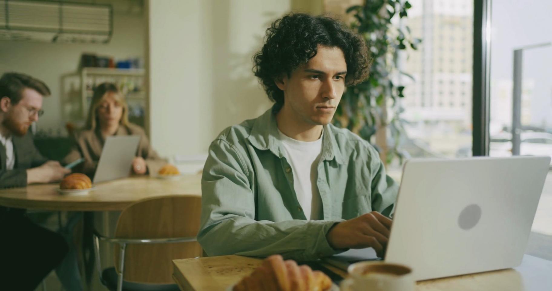 Participantes trabajando en ejercicios prácticos de autoestima en taller