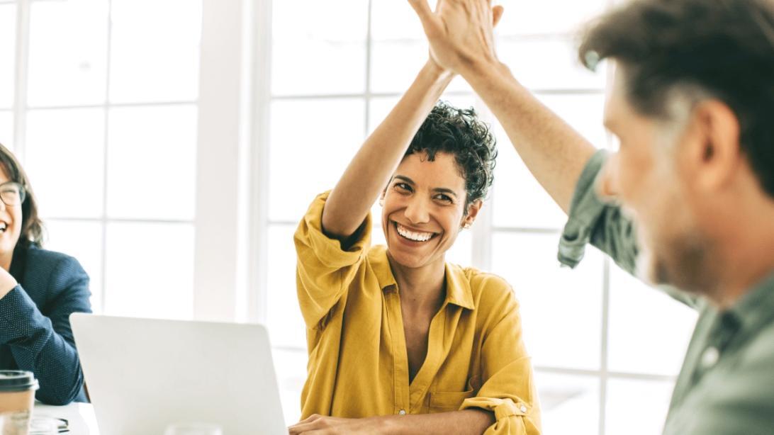 Estudiante participando activamente en taller práctico de desarrollo de habilidades